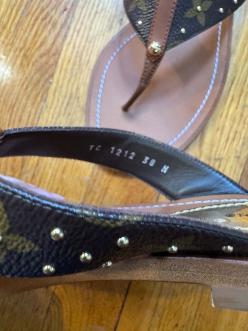 LOUIS VUITTON
Monogram Sunny Flat Thong Sandal - Picture 4 of 6